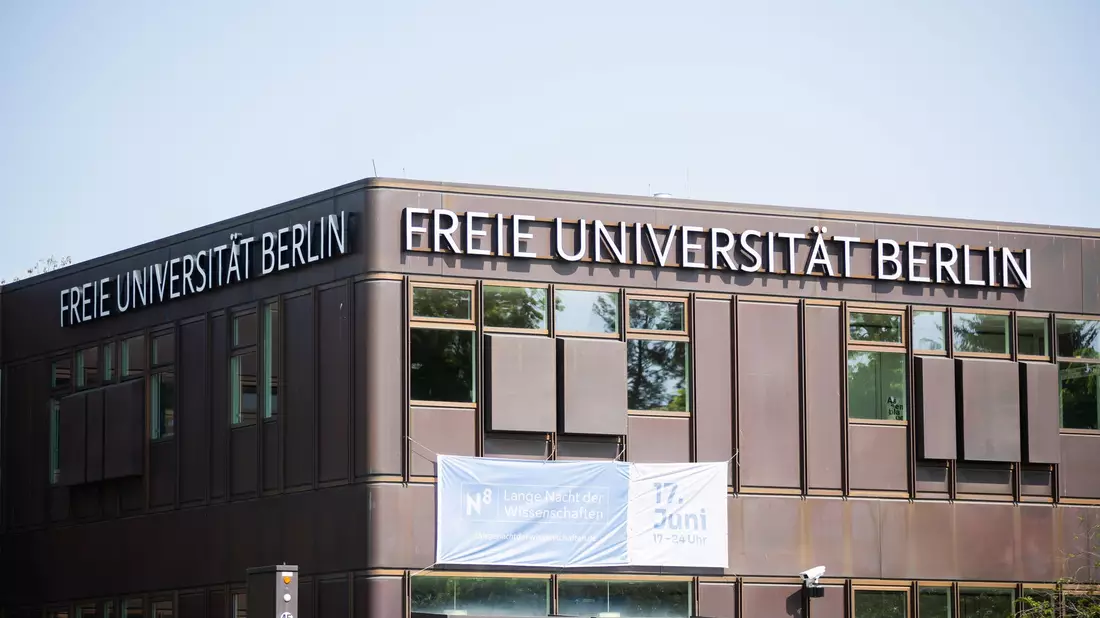 Laut der Universität ist nach derzeitiger Rechtslage eine Exmatrikulation von Studierenden aus Ordnungsgründen nicht möglich. - Bild: Christoph Soeder/dpa