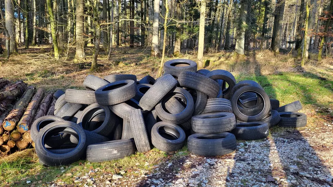 POL-UL: (BC) Laupheim - Altreifen entsorgt / In den vergangenen Tagen hatte ein Unbekannter in einem Waldstück bei Laupheim eine größere Menge Reifen entsorgt. - Bild: presseportal.de