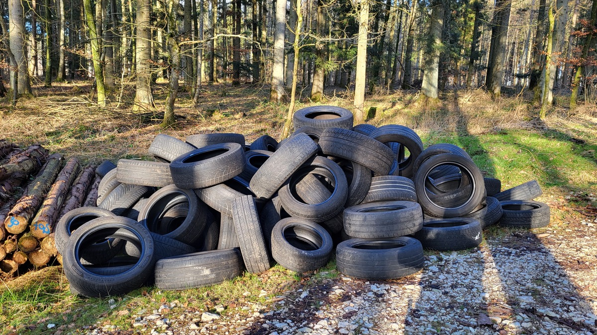 POL-UL: (BC) Laupheim - Altreifen entsorgt / In den vergangenen Tagen hatte ein Unbekannter in einem Waldstück bei Laupheim eine größere Menge Reifen entsorgt. - Foto: presseportal.de