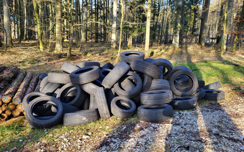 POL-UL: (BC) Laupheim - Altreifen entsorgt / In den vergangenen Tagen hatte ein Unbekannter in einem Waldstück bei Laupheim eine größere Menge Reifen entsorgt. - Foto: presseportal.de