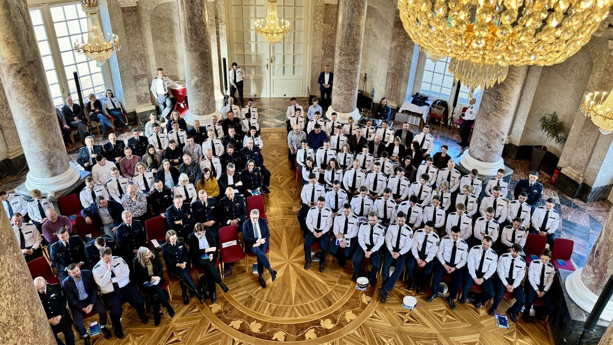 POL-WI: Neue Mitarbeiterinnen und Mitarbeiter für das Polizeipräsidium Westhessen, Feierliche Begrüßung im Schloss Biebrich, Montag, 05.02.2024 - Foto: presseportal.de