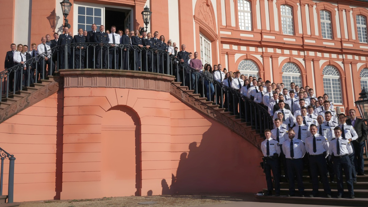 POL-RTK: Neue Mitarbeiterinnen und Mitarbeiter für das Polizeipräsidium Westhessen, Feierliche Begrüßung im Schloss Biebrich, Montag, 05.02.2024 - Foto: presseportal.de