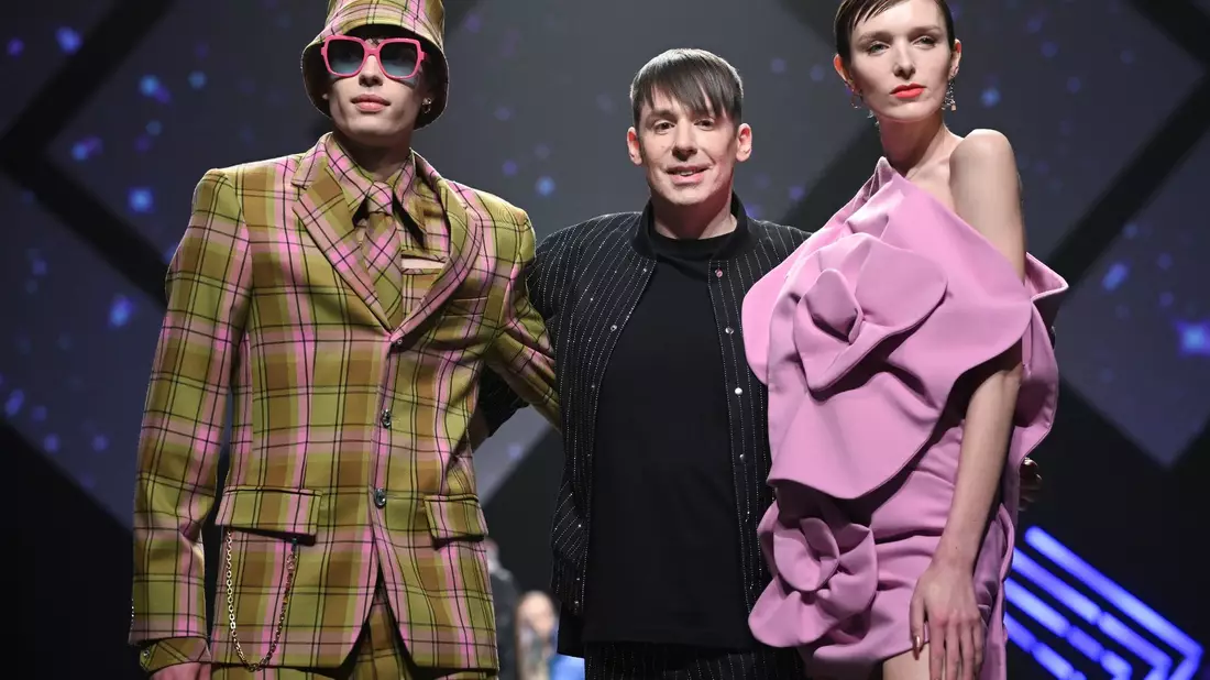 Designer Kilian Kerner (Mitte) mit Models bei seiner Show in der Verti Music Hall in Berlin. - Bild: Jens Kalaene/dpa