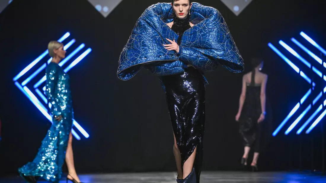 Models zeigen Kreationen von Designer Kilian Kerner in der Verti Music Hall. - Bild: Jens Kalaene/dpa