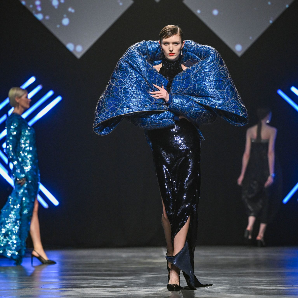 Models zeigen Kreationen von Designer Kilian Kerner in der Verti Music Hall. - Foto: Jens Kalaene/dpa