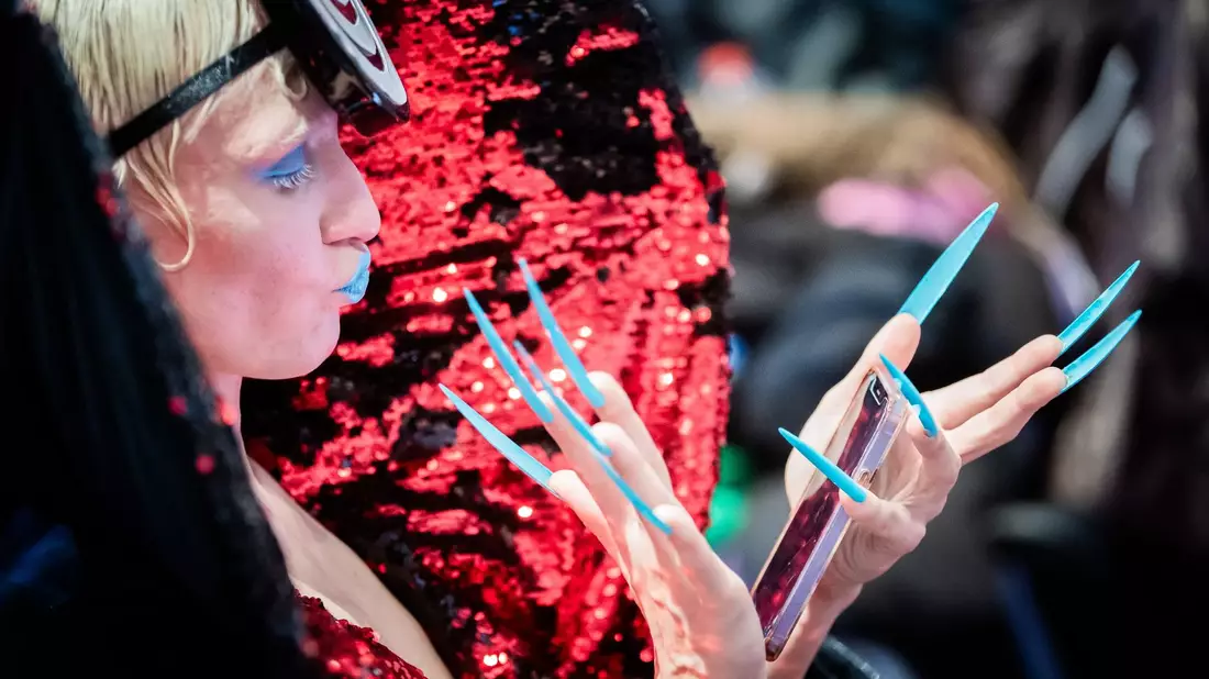 Ein Model schwebt bei der Show des Labels «Glück» über den Laufsteg. - Bild: Christoph Soeder/dpa