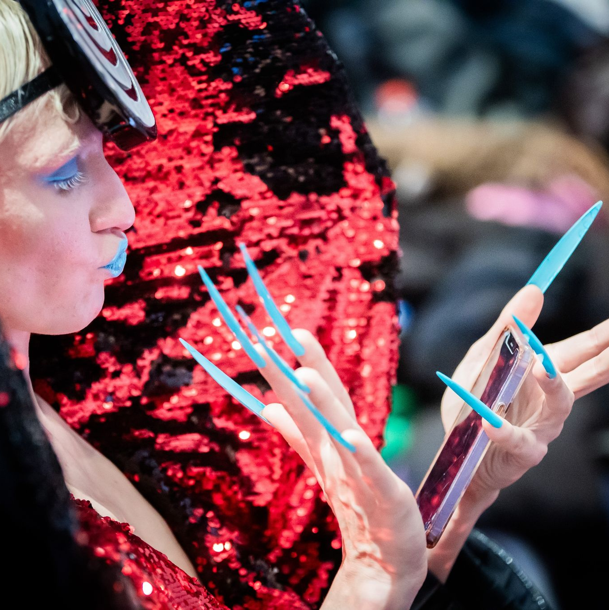 Ein Model schwebt bei der Show des Labels «Glück» über den Laufsteg. - Foto: Christoph Soeder/dpa