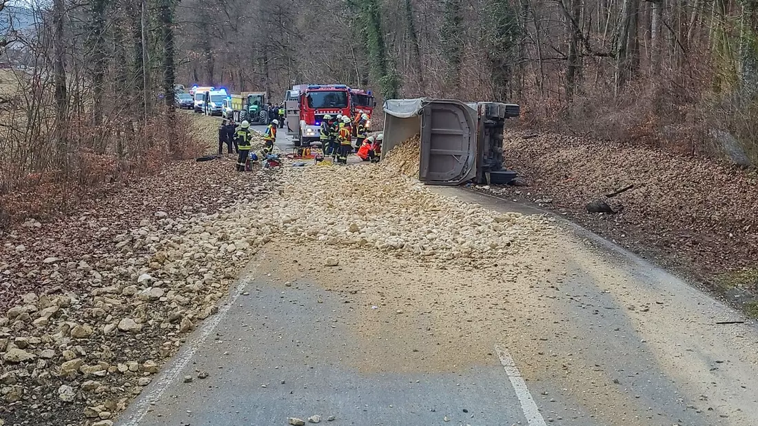 FW Stockach: Einsatz der Feuerwehr Abteilungen Eigeltingen, Reute und Stockach wegen Verkehrsunfall auf der L440 - Bild: presseportal.de