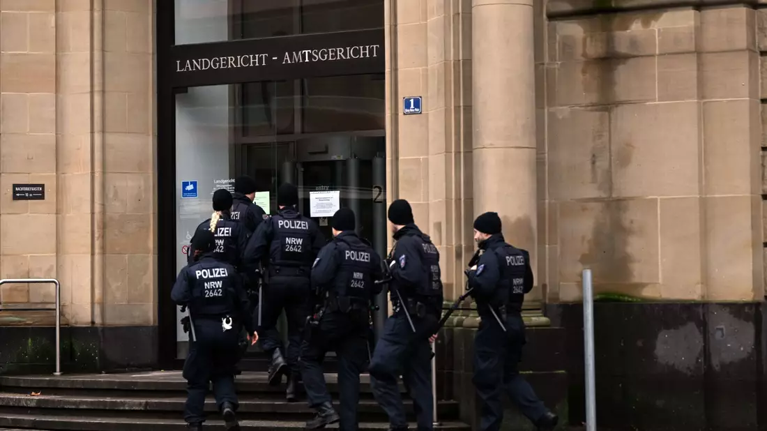 Polizisten sichern das Gerichtsgebäude in Duisburg. - Bild: Federico Gambarini/dpa