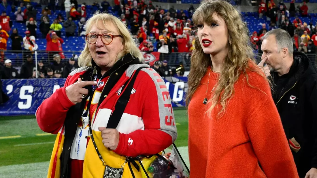 Taylor Swift (r) und Donna Kelce, die Mutter von Swifts Partner Travis Kelce,  nach einem NFL-Footballspiel. - Bild: Nick Wass/AP/dpa