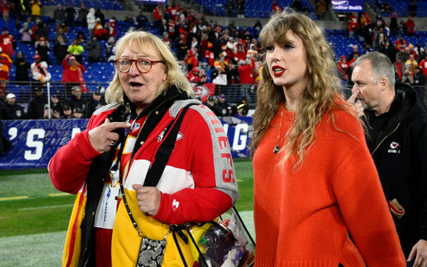 Taylor Swift (r) und Donna Kelce, die Mutter von Swifts Partner Travis Kelce,  nach einem NFL-Footballspiel. - Foto: Nick Wass/AP/dpa