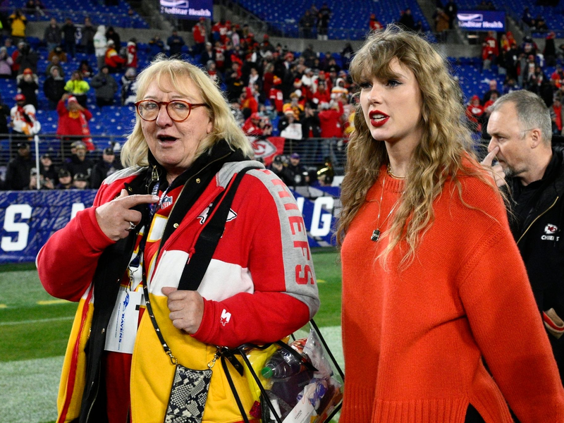 Taylor Swift (r) und Donna Kelce, die Mutter von Swifts Partner Travis Kelce,  nach einem NFL-Footballspiel. - Foto: Nick Wass/AP/dpa