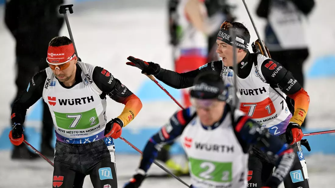 Justus Strelow (r) beim Wechsel auf den zweiten Läufer, Philipp Nawrath (l). - Bild: Hendrik Schmidt/dpa