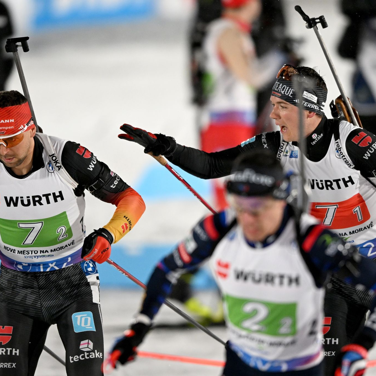 Justus Strelow (r) beim Wechsel auf den zweiten Läufer, Philipp Nawrath (l). - Foto: Hendrik Schmidt/dpa