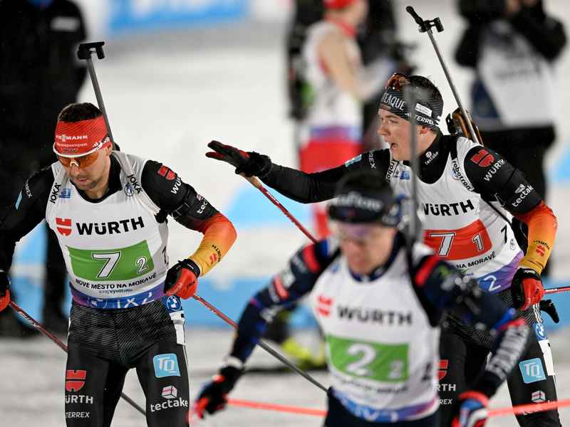 Justus Strelow (r) beim Wechsel auf den zweiten Läufer, Philipp Nawrath (l). - Foto: Hendrik Schmidt/dpa