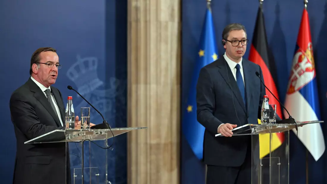 Boris Pistorius und Aleksandar Vucic (r) geben gemeinsam eine Pressekonferenz. - Bild: Soeren Stache/dpa