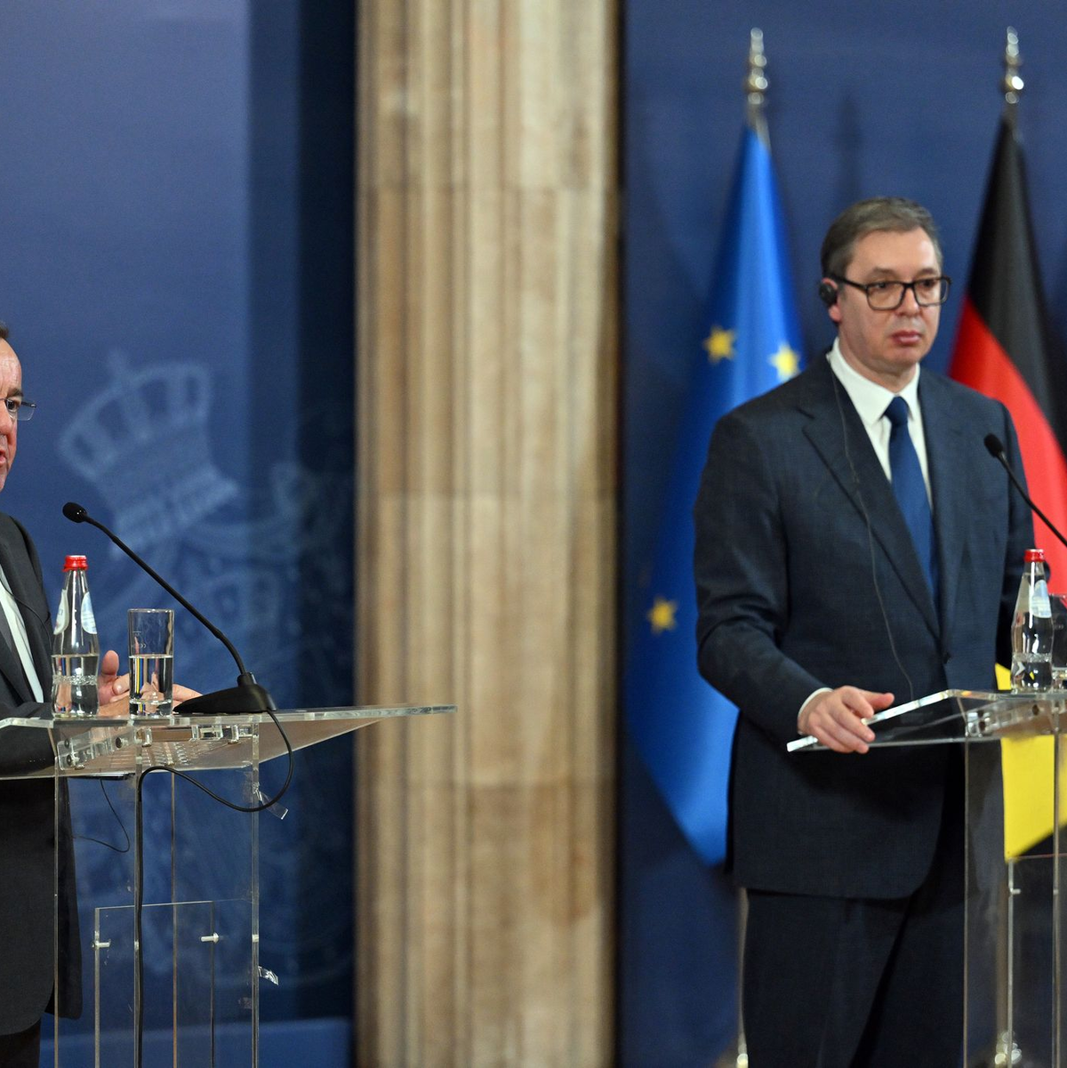 Boris Pistorius und Aleksandar Vucic (r) geben gemeinsam eine Pressekonferenz. - Foto: Soeren Stache/dpa