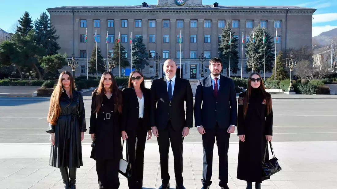 Staatschef Ilham Aliyev (M) mit seiner Familie. - Bild: Azerbaijani Presidential Press Office/AP/dpa