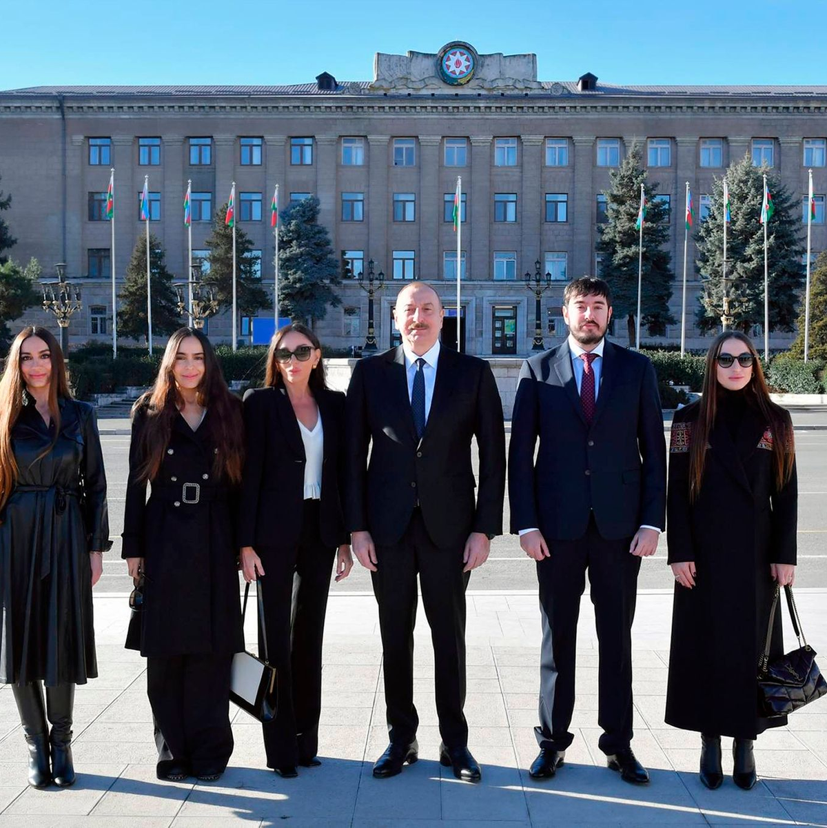 Staatschef Ilham Aliyev (M) mit seiner Familie. - Foto: Azerbaijani Presidential Press Office/AP/dpa