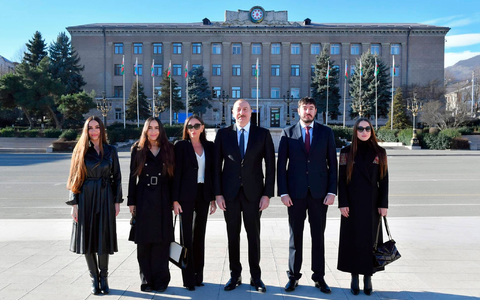 Staatschef Ilham Aliyev (M) mit seiner Familie. - Foto: Azerbaijani Presidential Press Office/AP/dpa Staatschef Ilham Aliyev (M) mit seiner Familie. - Foto: Azerbaijani Presidential Press Office/AP/dpa