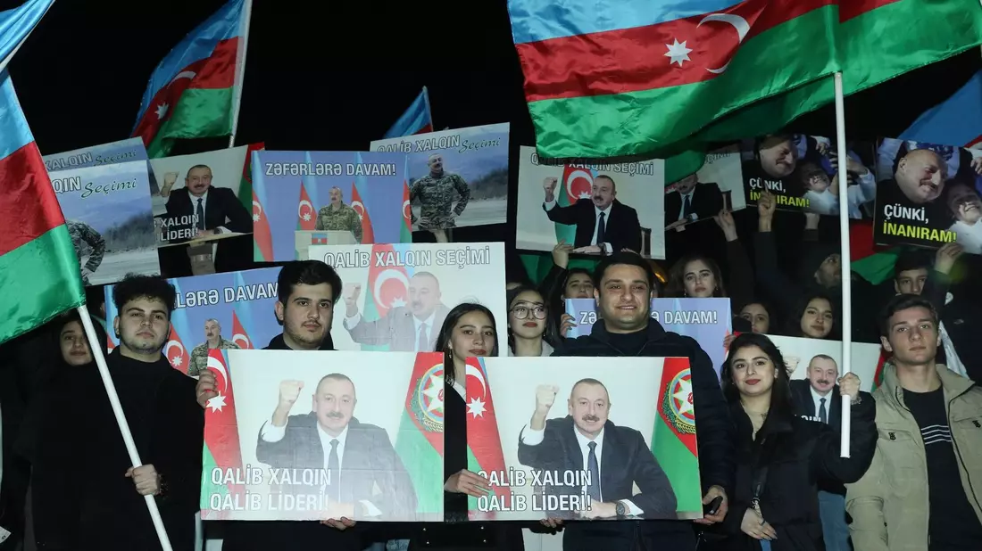 Die Wiederwahl des amtierenden Präsidenten Aliyev galt bereits im Vorfeld als sicher. - Bild: Uncredited/AP/dpa