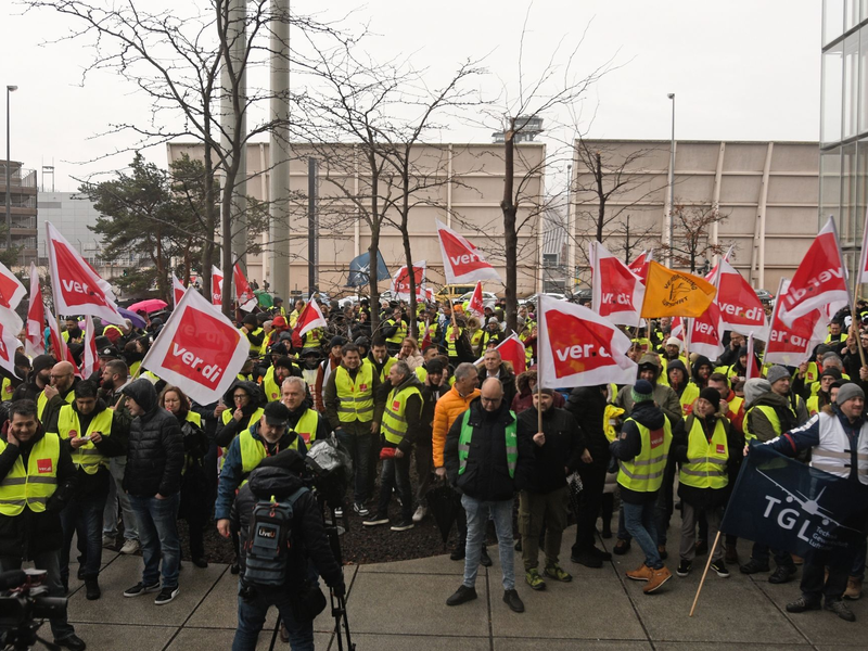 Verdi-Demonstration in Frankfurt am Main. - Foto: Ardavan Safari/dpa
