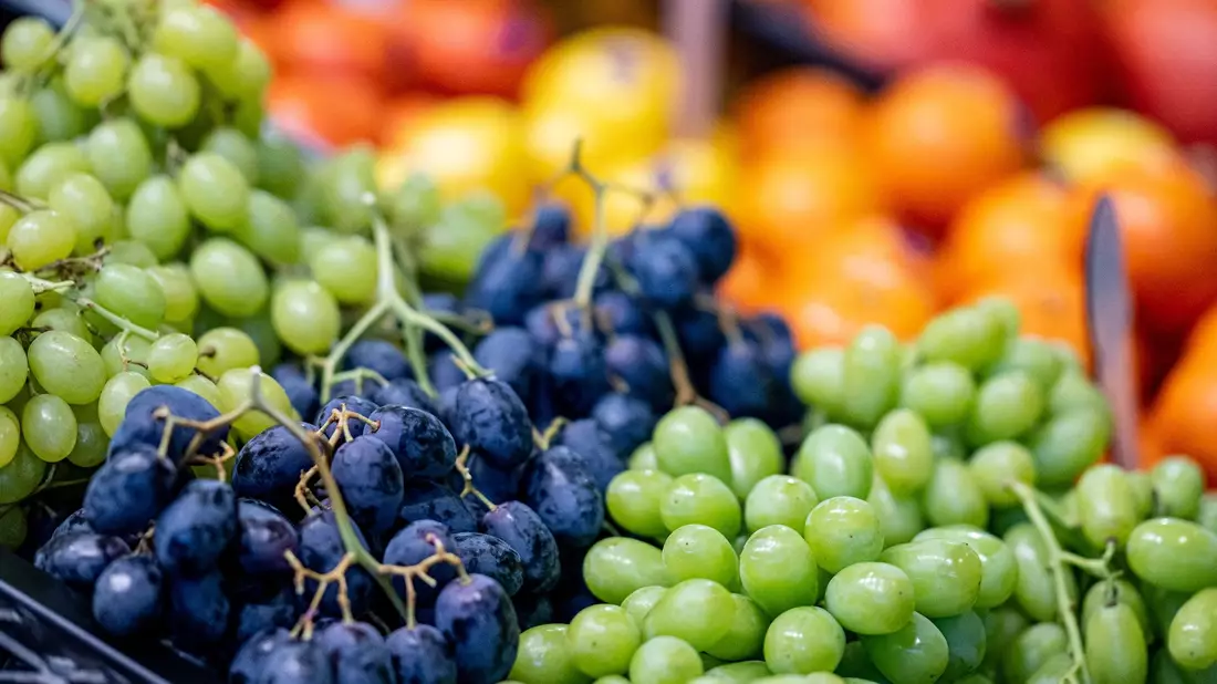 Laut einem Statistik-Handbuch zur Fruit Logistica wurden im vergangenen Jahr in Deutschland 5,2 Millionen Tonnen Obst und Gemüse geerntet. - Bild: Fabian Sommer/dpa