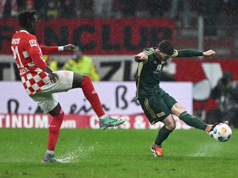 Der Mainzer Stürmer Ludovic Ajorque (l) war vom Berliner Robin Knoche per Fuß am Kopf getroffen worden. - Foto: Arne Dedert/dpa