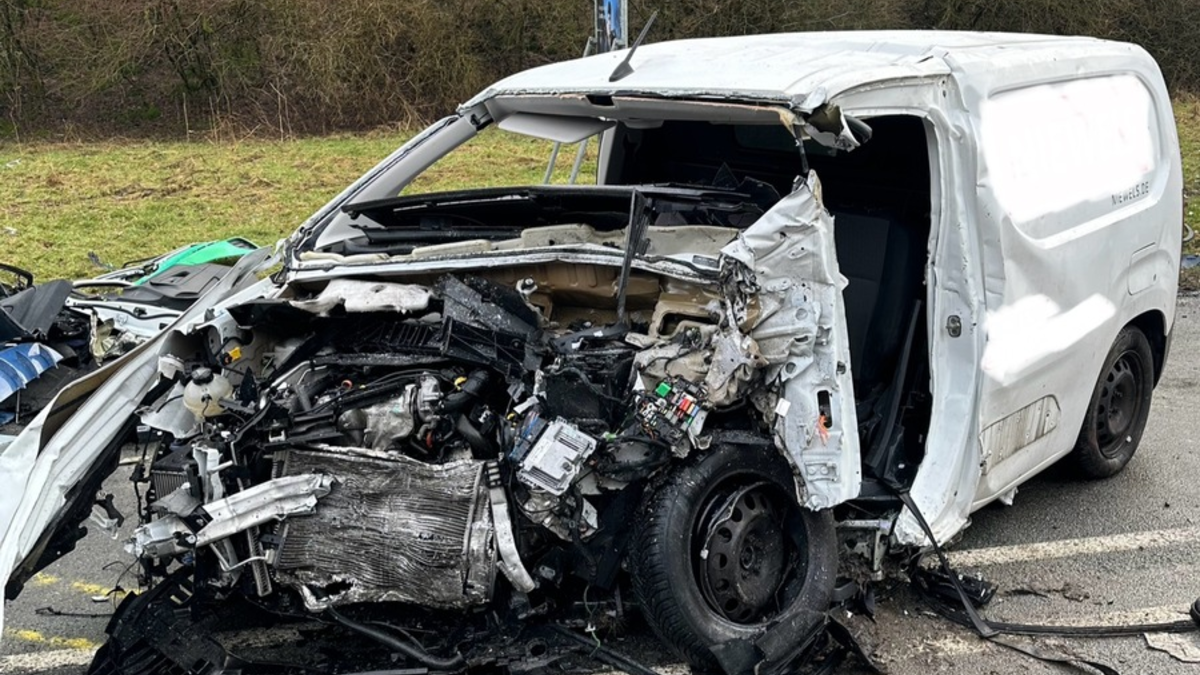 FW Horn-Bad Meinberg: Schwerer Verkehrsunfall auf der B 1 mit 3 tödlich verletzten Personen - Foto: presseportal.de
