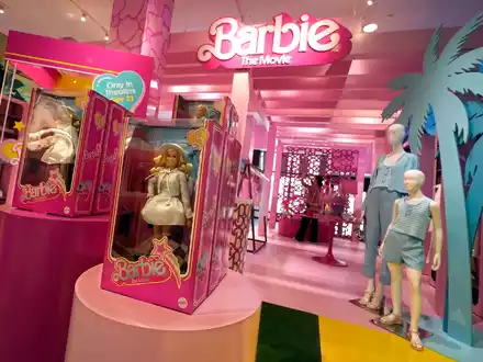 Der «Barbie»-Film hat weltweit mehr als eine Milliarde Dollar eingespielt und auch das zuvor oft schwächelnde Interesse an Barbie-Produkten angekurbelt. - Foto: Richard Drew/AP