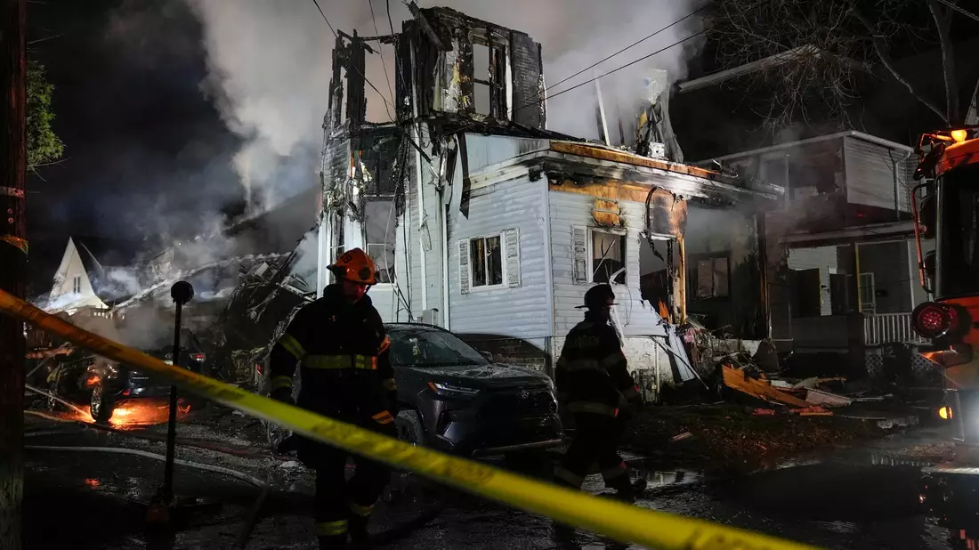 Die Polizei war zu dem Haus gerufen worden, weil auf der Straße angeblich Schüsse auf ein elf Jahre altes Mädchen abgefeuert worden waren. In dem Haus brach schließlich aus noch ungeklärten Gründen ein Feuer aus. - Bild: Matt Rourke/AP