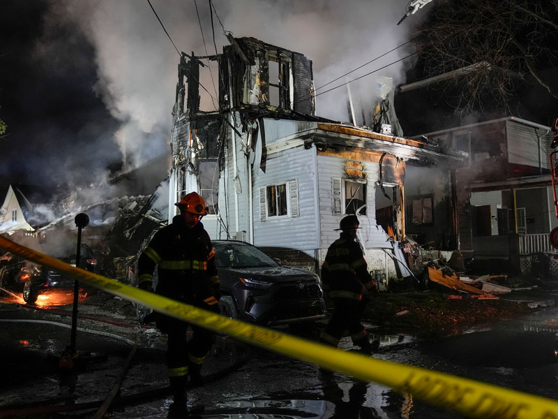 Die Polizei war zu dem Haus gerufen worden, weil auf der Straße angeblich Schüsse auf ein elf Jahre altes Mädchen abgefeuert worden waren. In dem Haus brach schließlich aus noch ungeklärten Gründen ein Feuer aus. - Foto: Matt Rourke/AP