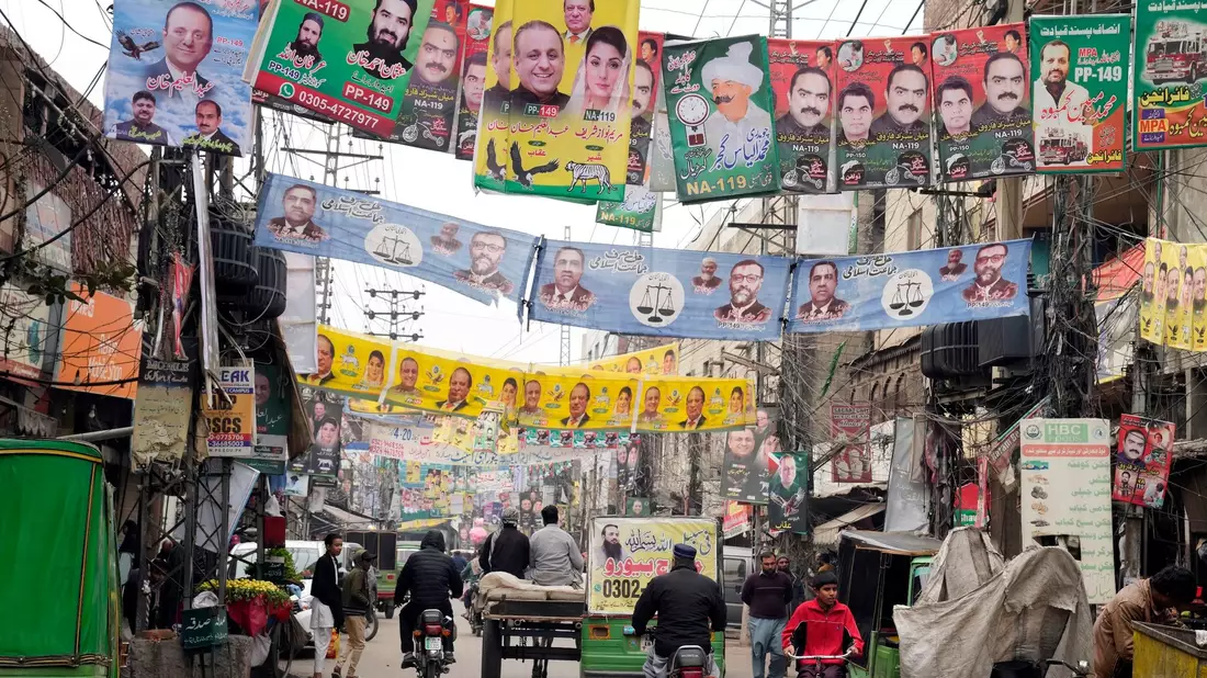 Seit Monaten prangern Politikexperten und Menschenrechtler in dem Land unfaire Wahlbedingungen an, da Pakistans Justiz die Opposition weitgehend demontiert hat. - Bild: K.M. Chaudary/AP/dpa