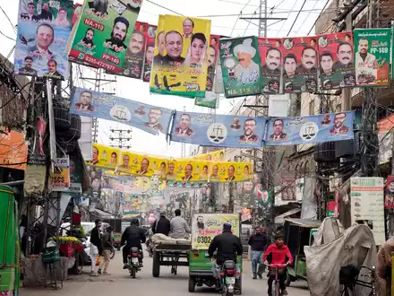 Seit Monaten prangern Politikexperten und Menschenrechtler in dem Land unfaire Wahlbedingungen an, da Pakistans Justiz die Opposition weitgehend demontiert hat. - Foto: K.M. Chaudary/AP/dpa