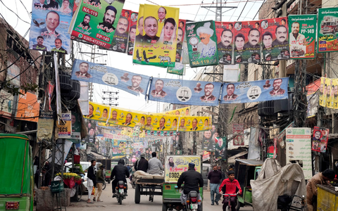 Seit Monaten prangern Politikexperten und Menschenrechtler in dem Land unfaire Wahlbedingungen an, da Pakistans Justiz die Opposition weitgehend demontiert hat. - Foto: K.M. Chaudary/AP/dpa