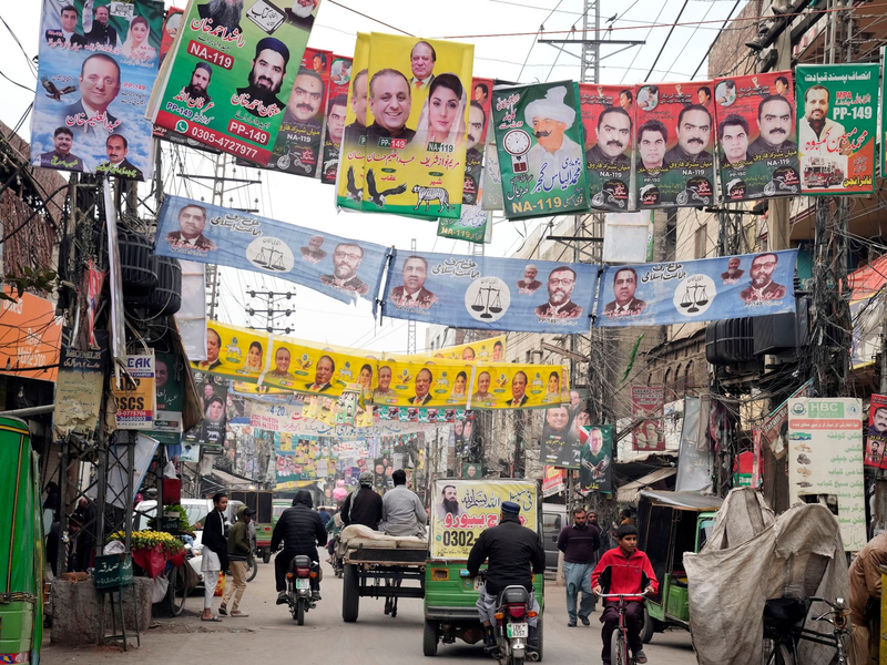 Menschen lesen an einem Stand in Lahore die Morgenzeitung. Pakistans Wahlen waren überschattet von Internetsperren und Manipulationsvorwürfen. - Foto: K.M. Chaudary/AP/dpa