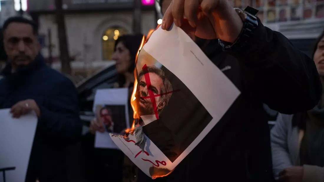 Ein palästinensischer Demonstrant verbrennt ein Bild von US-Außenminister Blinken. Blinken ist zurzeit in Nahost, um Gespräche über eine Waffenruhe und die Freilassung weiterer Geiseln zu führen. - Bild: Nasser Nasser/AP/dpa