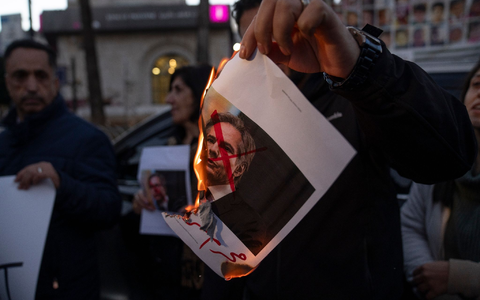 Ein palästinensischer Demonstrant verbrennt ein Bild von US-Außenminister Blinken. Blinken ist zurzeit in Nahost, um Gespräche über eine Waffenruhe und die Freilassung weiterer Geiseln zu führen. - Foto: Nasser Nasser/AP/dpa