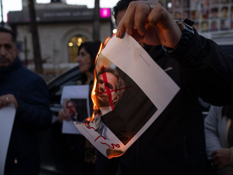 Ein palästinensischer Demonstrant verbrennt ein Bild von US-Außenminister Blinken. Blinken ist zurzeit in Nahost, um Gespräche über eine Waffenruhe und die Freilassung weiterer Geiseln zu führen. - Foto: Nasser Nasser/AP/dpa