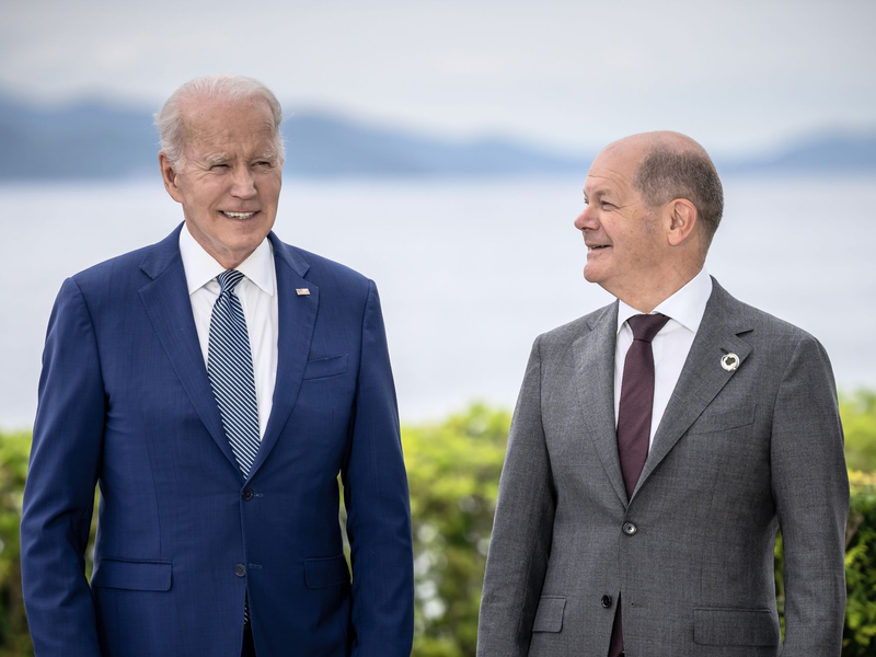 US-Präsident Joe Biden (l) und Bundeskanzler Olaf Scholz wollen sich am Freitag in Washington treffen. - Foto: Michael Kappeler/dpa