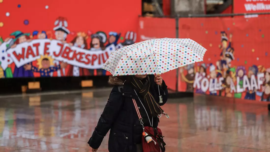 In Teilen Nordrhein-Westfalens wird es an den Karnevals-Tagen außerordentlich stürmisch, nass und ungemütlich. - Bild: Oliver Berg/dpa