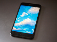 Die richterlich angeordnete Sperrung der Plattform X verschafft dem Konkurrenten Bluesky reichlich Zulauf. (Illustration) - Foto: Fernando Gutierrez-Juarez/dpa