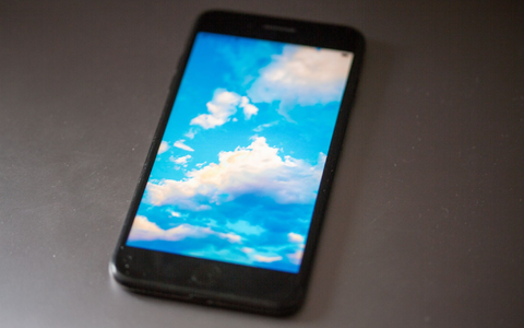 Die richterlich angeordnete Sperrung der Plattform X verschafft dem Konkurrenten Bluesky reichlich Zulauf. (Illustration) - Foto: Fernando Gutierrez-Juarez/dpa