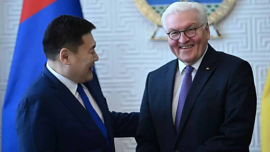 Luvsannamsrai Oyun-Erdene, Ministerpräsident der Mongolei (l), und Bundespräsident Frank-Walter Steinmeier. - Bild: Britta Pedersen/dpa
