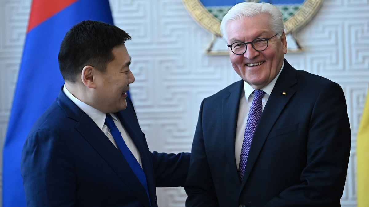 Luvsannamsrai Oyun-Erdene, Ministerpräsident der Mongolei (l), und Bundespräsident Frank-Walter Steinmeier. - Foto: Britta Pedersen/dpa