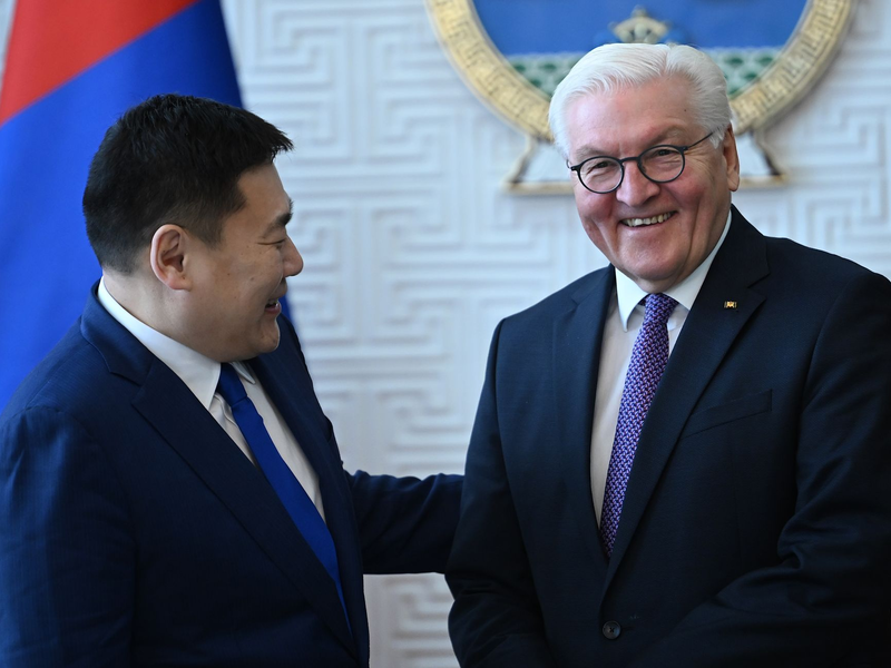 Luvsannamsrai Oyun-Erdene, Ministerpräsident der Mongolei (l), und Bundespräsident Frank-Walter Steinmeier. - Foto: Britta Pedersen/dpa