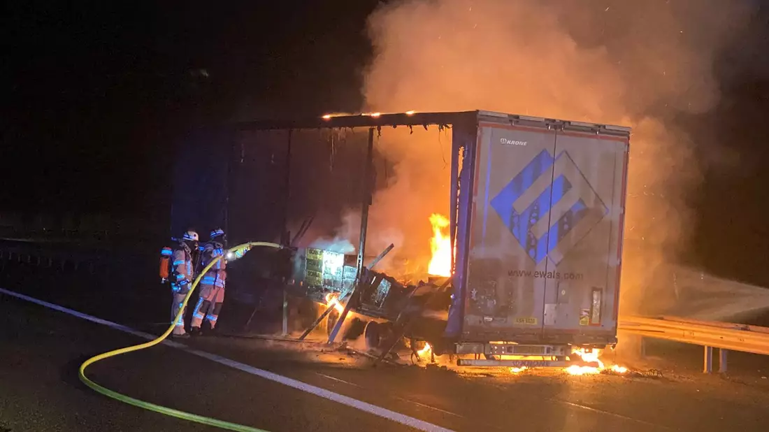 FW Frankenthal: Vollbrand eines Sattelaufliegers auf der Autobahn 61 - Bild: presseportal.de