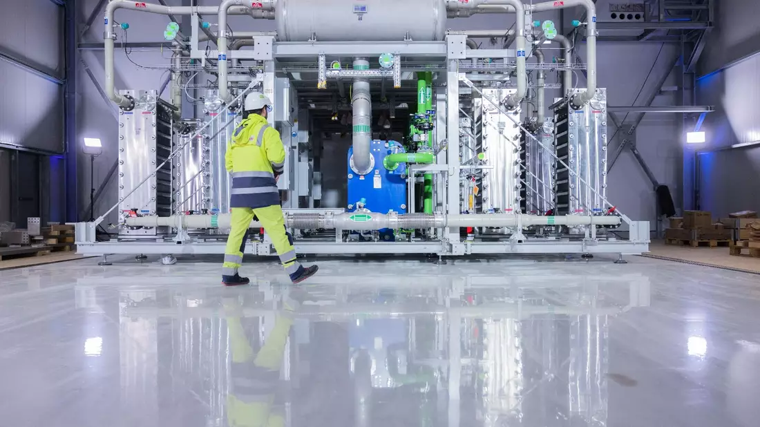 Blick auf einen Elektrolyseur für die Herstellung von grünem Wasserstoff. - Bild: Rolf Vennenbernd/dpa