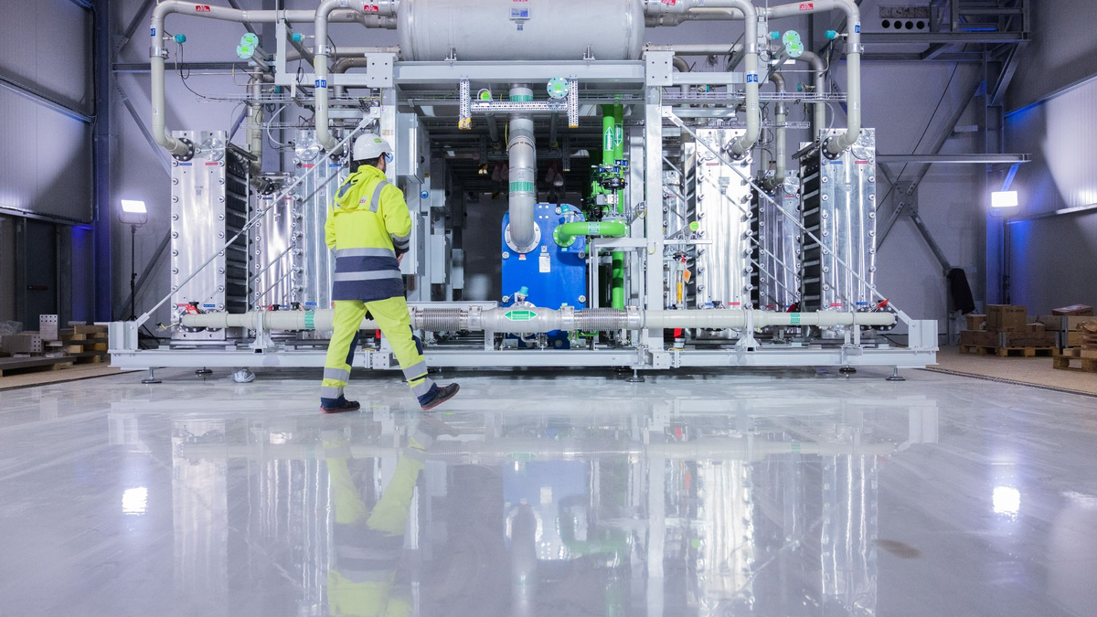 Blick auf einen Elektrolyseur für die Herstellung von grünem Wasserstoff. - Foto: Rolf Vennenbernd/dpa