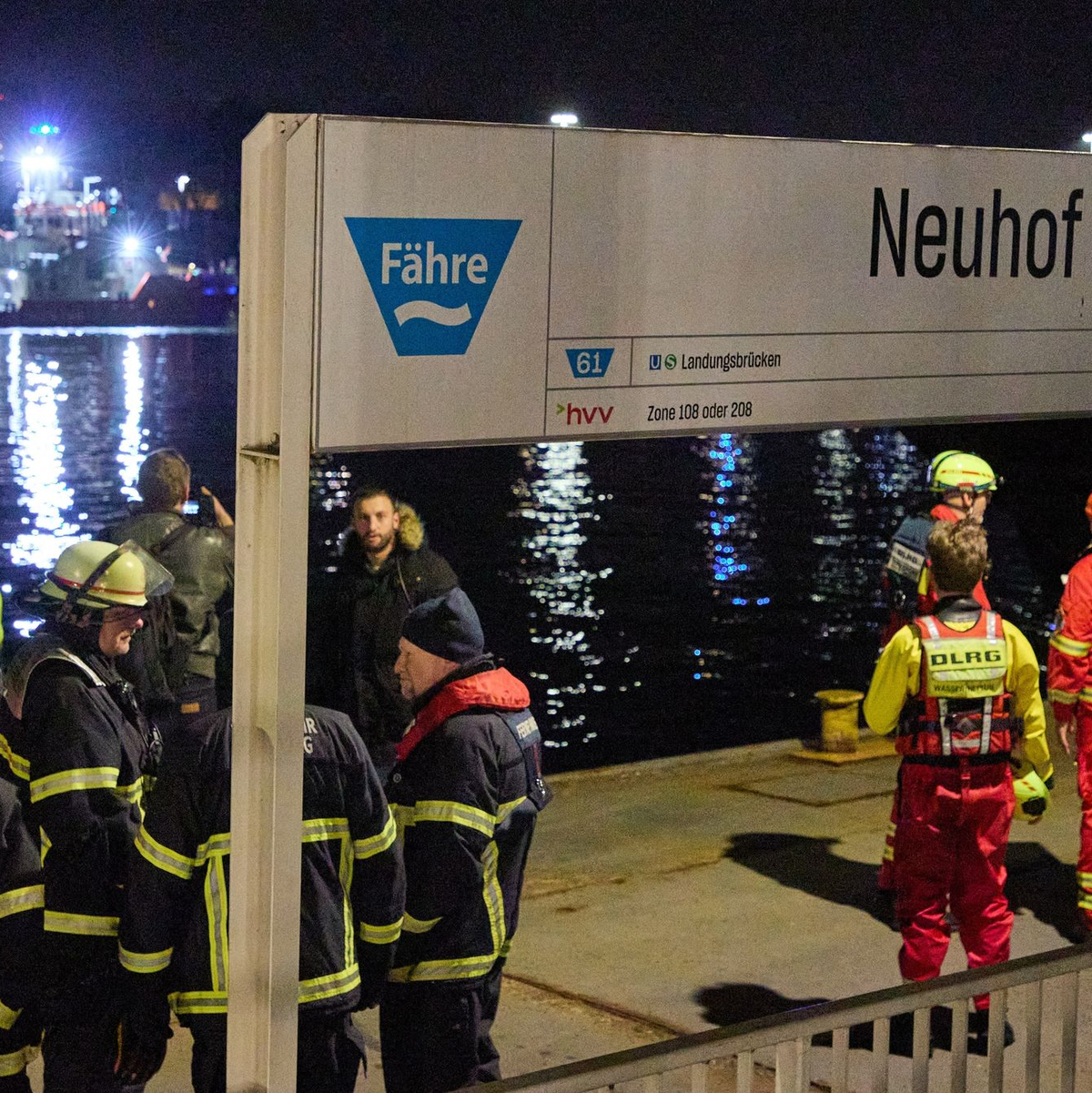Teilnehmer der Demonstration «Wir haben die Scheiße so satt» vom Bündnis «Wer hat, der gibt» halten am Bahnhof Dammtor ein Transparent mit der Aufschrift: «„Die Reichen müssen für die Krise zahlen! Wer hat, der gibt“.» - Foto: Georg Wendt/dpa
